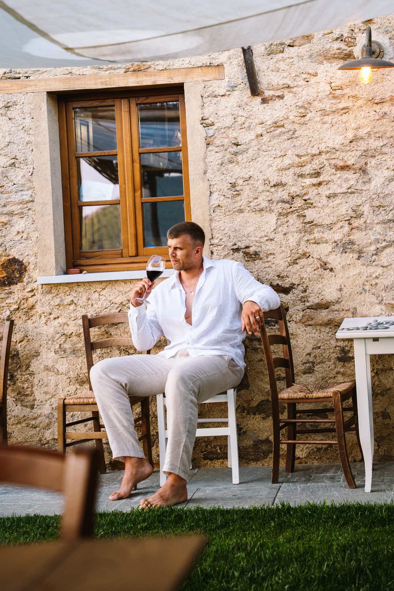 Gast mit Wein auf der Panoramaterrasse von La posa del Mulo